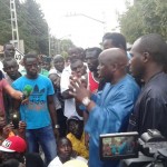 El germà de la víctima intenta convèncer els senegalesos que deixin lliure la via del tren de Salou