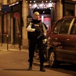 La policia francesa demana als parisencs que no surtin al carrer i França tanca les fronteres