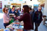 Lletres i flors en la Diada de Sant Jordi més solidària de Roda de Berà