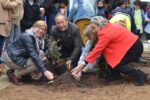 L’Ajuntament i el Centre de Lectura amplien al Pi del Burgar la plantació de roserars a les escoles