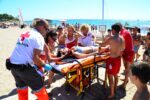 La Creu Roja simula un salvament amb quatre víctimes a la platja Llarga de Roda de Berà