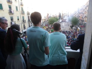 La Clara, el Daniel i el Pau gaudint de la Tronada des del balcó. Foto: Romà Rofes / Tarragona21.cat