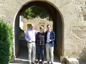 Xavier Sort, director de viticultura de Torres; Lídia Bargas, alcaldessa de Prades; i Miguel Torres, director general dels cellers. Foto: Romà Rofes / Tarragona21.cat