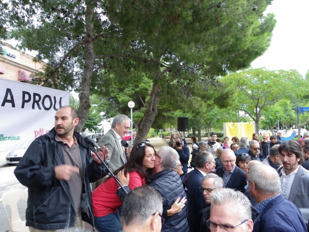 La portaveu de la Plataforma Trens Dignes Terres de l'Ebre s'abraça amb l'alcalde de Tarragona, Josep Fèlix Ballesteros. Foto: Romà Rofes / Tarragona21.cat