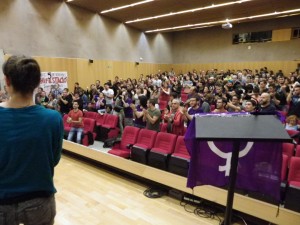 El públic ovaciona els participants en l'acte. Foto: Romà Rofes / Tarragona21.cat