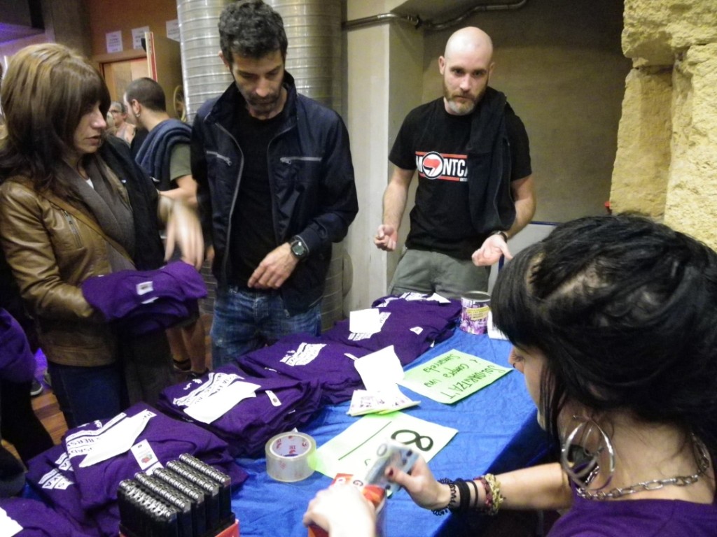 Venda de samarretes en suport als encausats. Foto: Romà Rofes / Tarragona21.cat