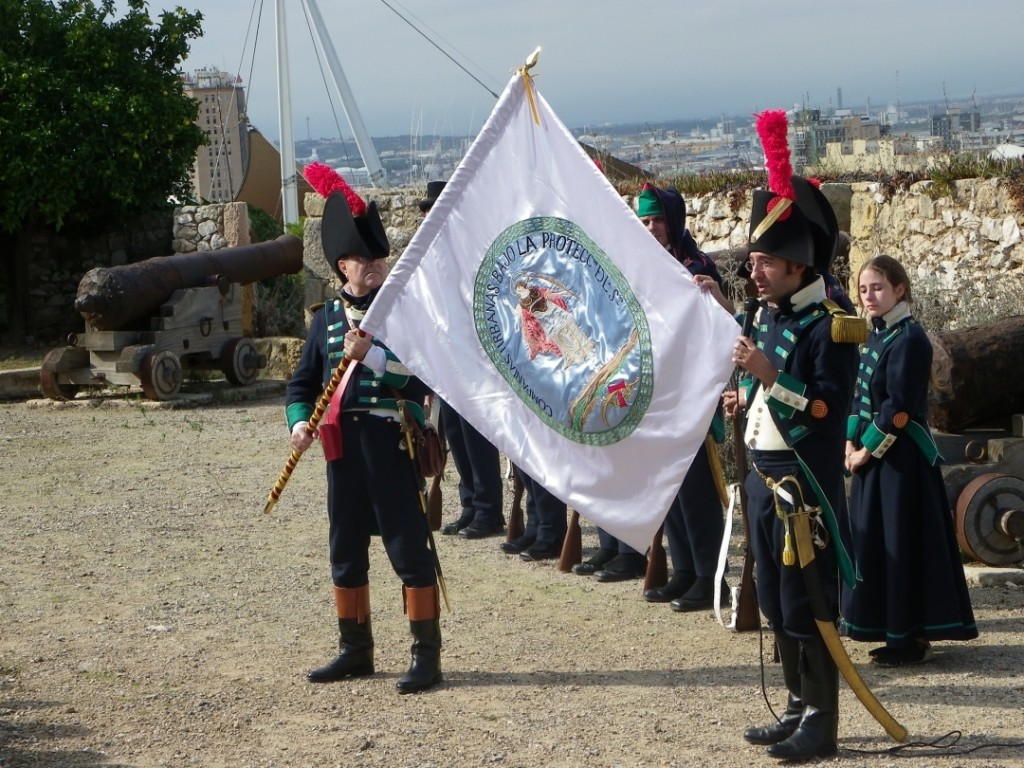 La Milícia Urbana de Tarragona ensenyant la bandera de Santa Tecla. Foto: Romà Rofes / Tarragona21.cat