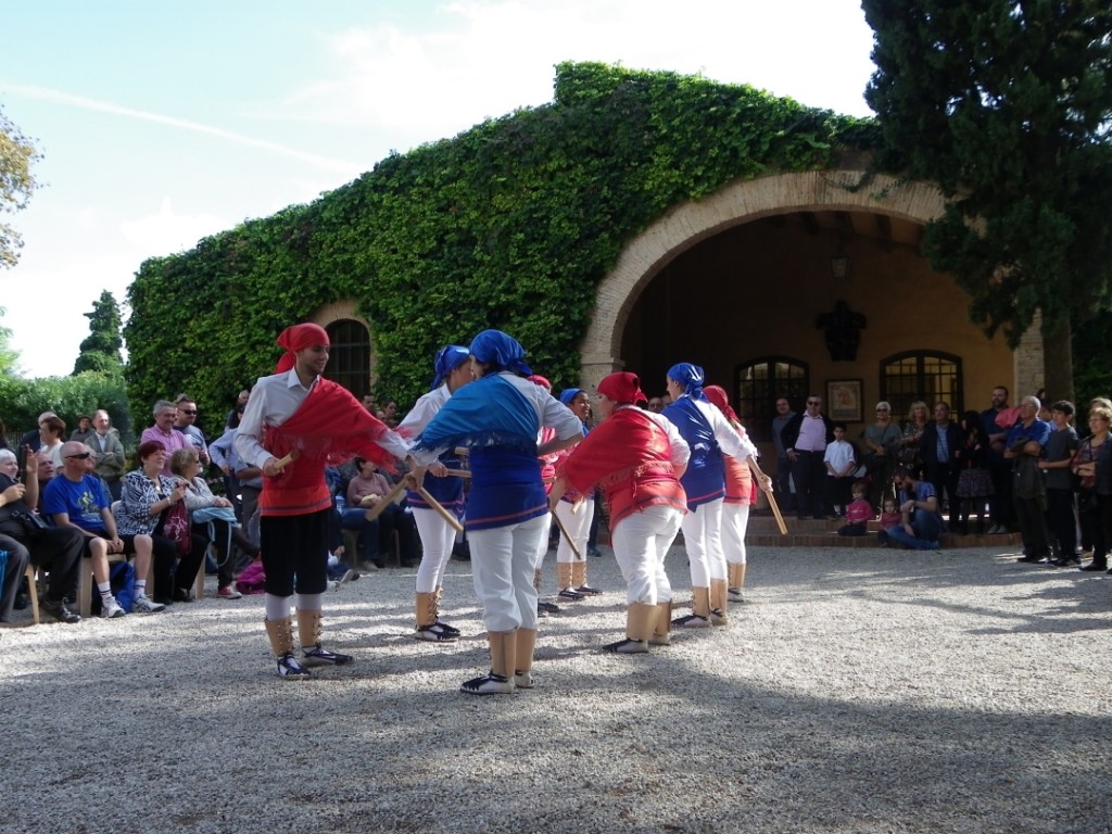 Actuació de l'esbart dansaire Ramón d'Olzina. Foto: Romà Rofes / Tarragona21.cat