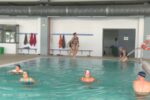 Dones operades de càncer de mama fan fisioteràpia aquàtica a la piscina de l’Hospitalet de l’Infant