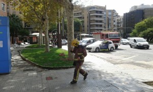 Bombers i Guàrdia Urbana davant de l'edifici de l'Institut Tarragona. Foto: Tarragona21.cat