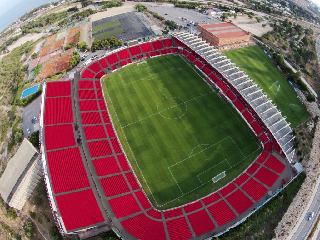 Imatge virtual de l'estadi amb els seients de color grana.