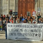 Els col·lectius vegans clamen a Tarragona contra l’experimentació amb animals