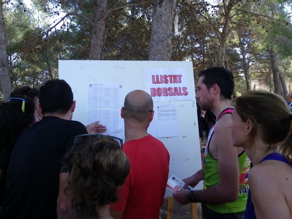 Els corredors fent un cop d'ull a la classificació. Foto: Romà Rofes / Tarragona21.cat