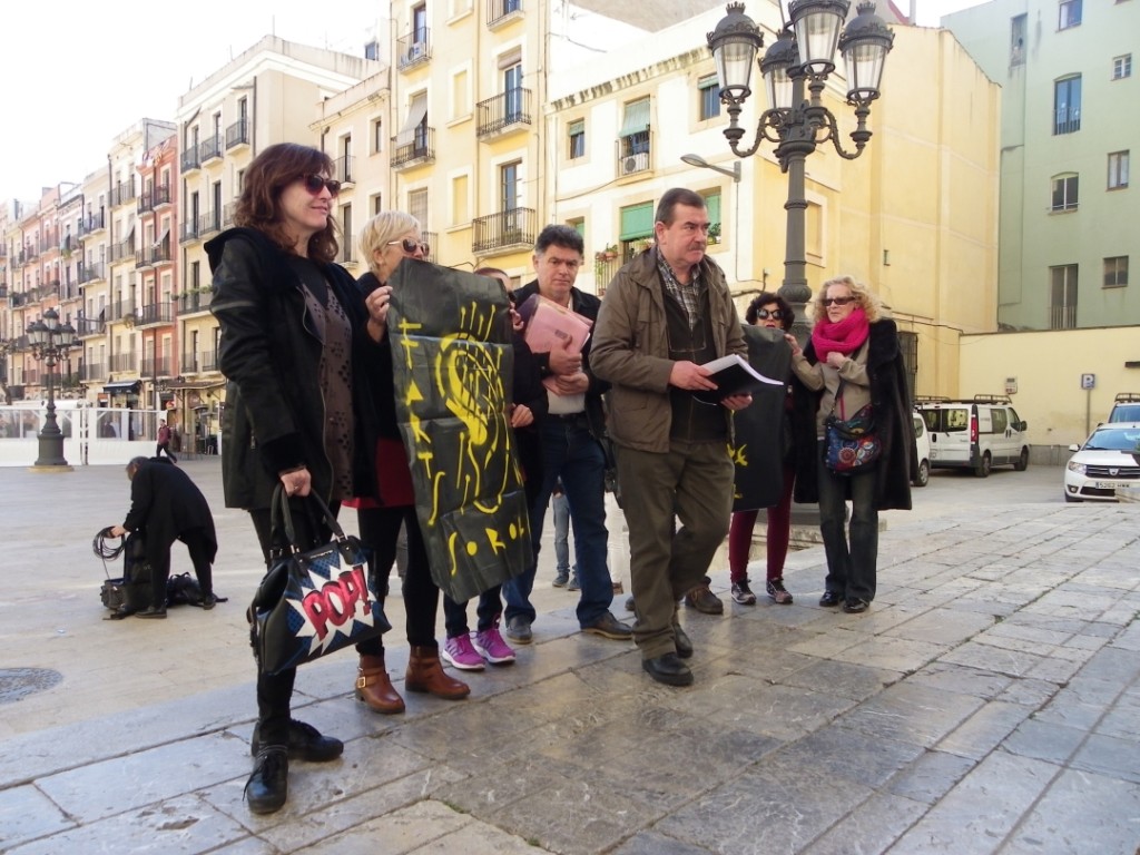 La plataforma Farts de Soroll entrega les seves demandes a l'Ajuntament. Foto: Romà Rofes / Tarragona21.cat