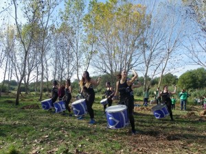 L'actuació de Tympanvm ha escalfat els motors dels voluntaris de la plantada. Foto: Romà Rofes / Tarragona21.cat