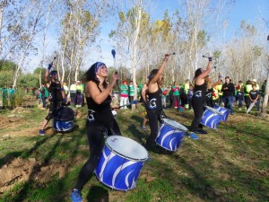 L'actuació de Tympanvm ha escalfat els motors dels voluntaris de la plantada. Foto: Romà Rofes / Tarragona21.cat