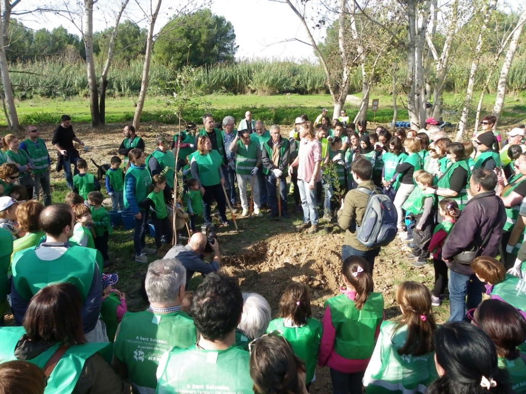 Membres de l'associació Aurora donen instruccions als voluntaris de la plantada. Foto: Romà Rofes / Tarragona21.cat