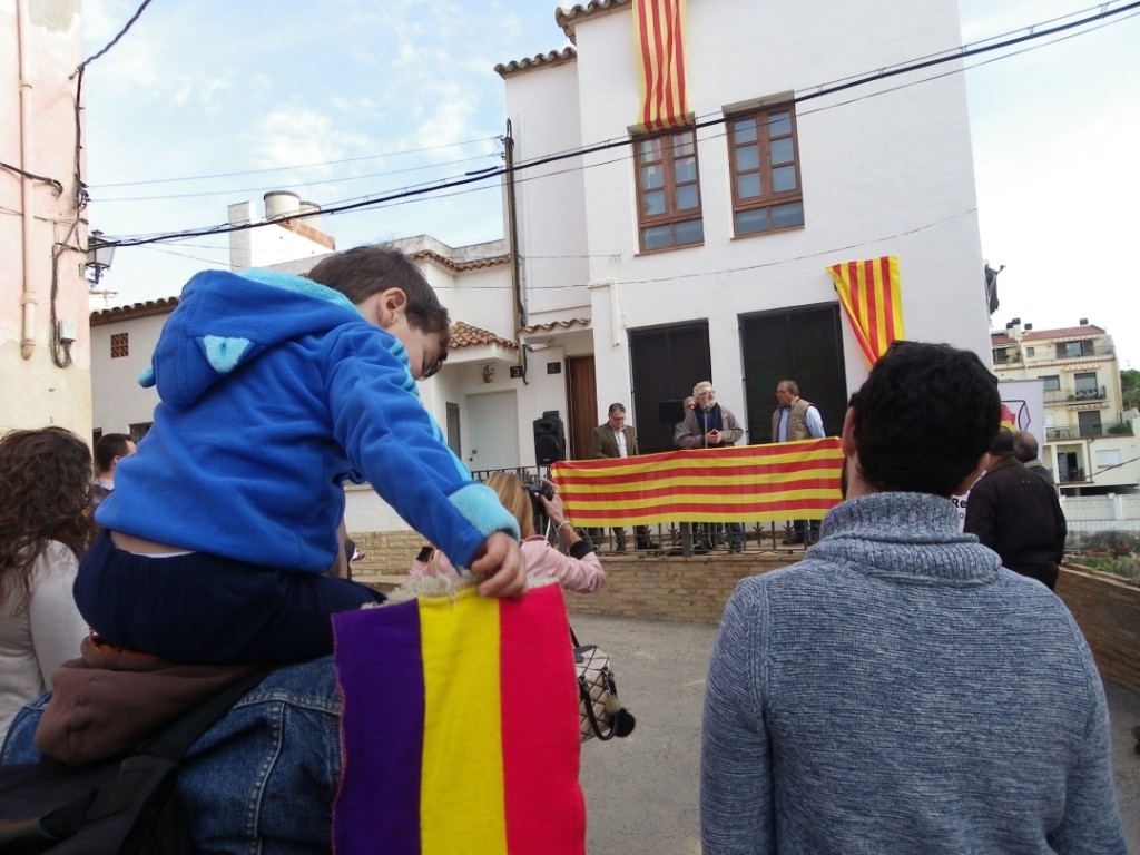 Un nen porta una bufanda amb la bandera republicana. Foto: Romà Rofes / Tarragona21.cat