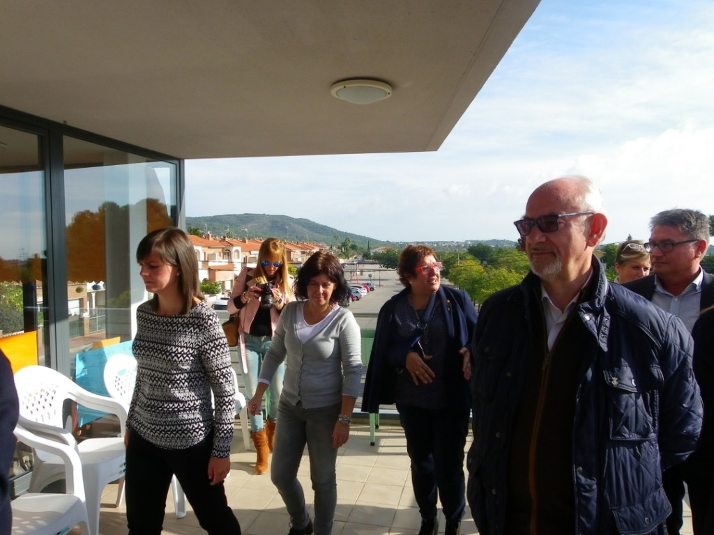 Imatge de la visita de la consellera de Treball, Afers Socials i Famílies, Dolors Bassa, al centre de dia Marinada, on ha fet l'anunci. Foto: Romà Rofes / Tarragona21.cat