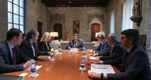 Un moment de la reunió entre Puigdemont, Ballesteros i altres representats del govern i de l'Ajuntament pel futur dels Jocs Mediterranis. Foto: Cedida