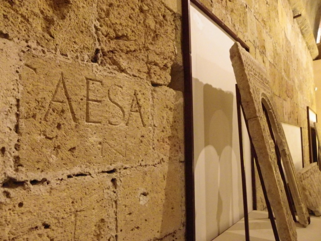 Detall de la inscripció 'Caesar' en una de les pedres del mur del museu diocesà. Foto: Romà Rofes / Tarragona21.cat