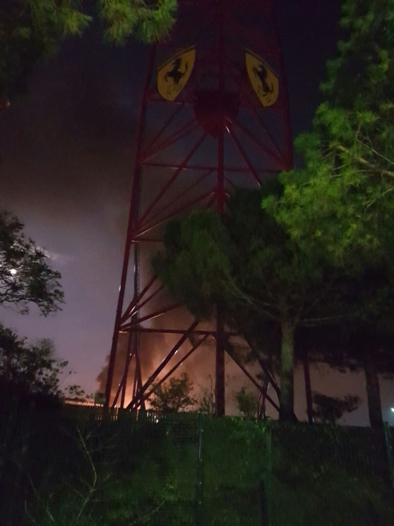 Imatge de l'incendi a Ferrari Land. Foto: Tarragona21.cat