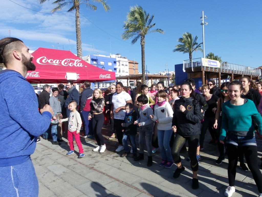 Classe de Zumba al Serrallo en suport a la Marató de TV3. Foto: Romà Rofes / Tarragona21.cat