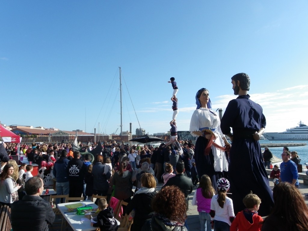 Els gegants del Serrallo ballen en suport a la Marató de TV3. Foto: Romà Rofes / Tarragona21.cat