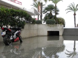L'aigua cobreix part del neumàtic d'aquesta motocicleta al barri de la Salut de Salou. Foto: Romà Rofes / Tarragona21.cat