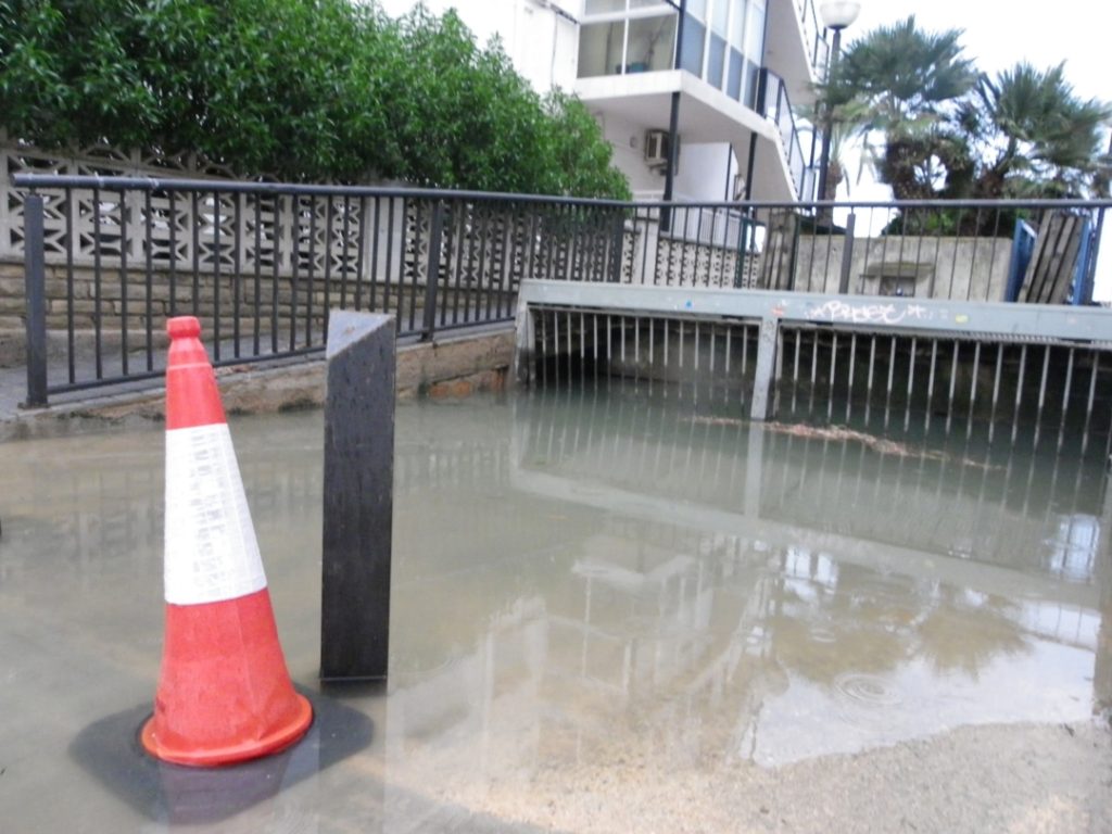 Un toll d'aigua important al barri de la Salut de Salou. Foto: Romà Rofes / Tarragona21.cat