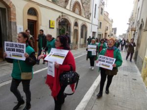 Els protestants, de camí a l'Ajuntament. Foto: Romà Rofes / Tarragona21.cat