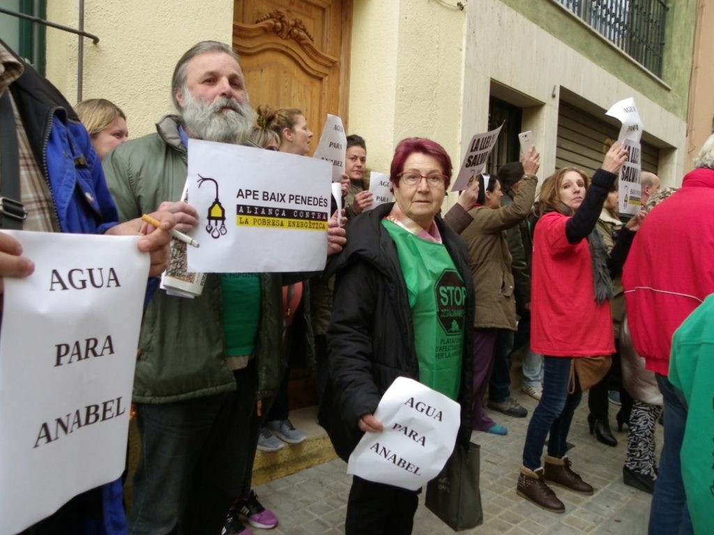 La protesta ha arrossegat una trentena de veïns i membres de les plataformes. Foto: Romà Rofes / Tarragona21.cat