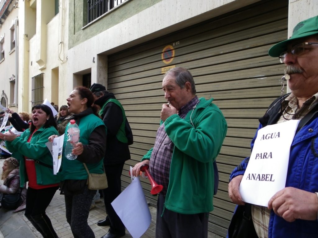 Els manifestants han protestat amb xiulets, ampolles d'aigua i altres estris per fer soroll. Foto: Romà Rofes / Tarragona21.cat