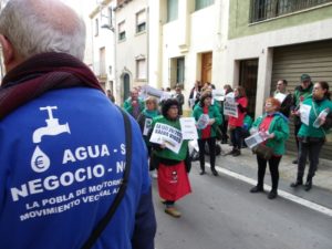 'Aigua sí, negoci no', resa la samarreta del Moviment Veïnal. Foto: Romà Rofes / Tarragona21.cat