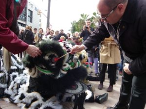 El regidor de Cultura, Josep Maria Prats, pinta els ulls d'un dels lleons. Foto: Romà Rofes / Tarragona21.cat