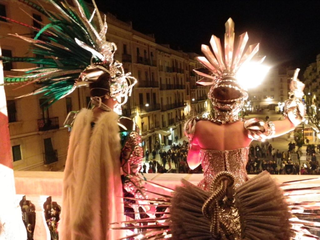 El Rei Carnestoles i la Concubina, dirigint-se al públic a la plaça de la Font. Foto: Romà Rofes / Tarragona21.cat