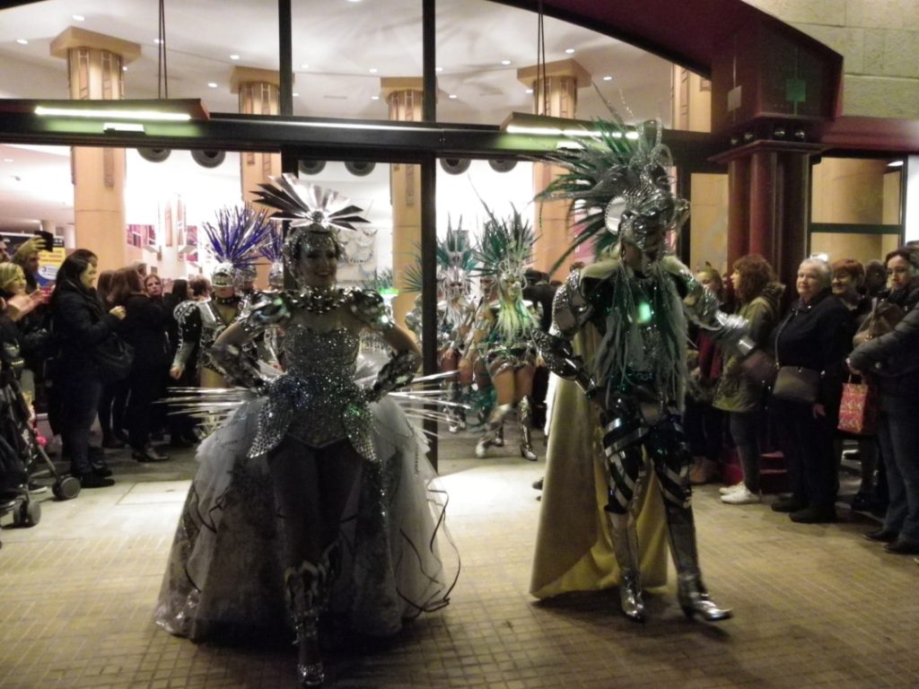 Els monarques del Carnaval, sortint del Teatre Tarragona. Foto: Romà Rofes / Tarragona21.cat