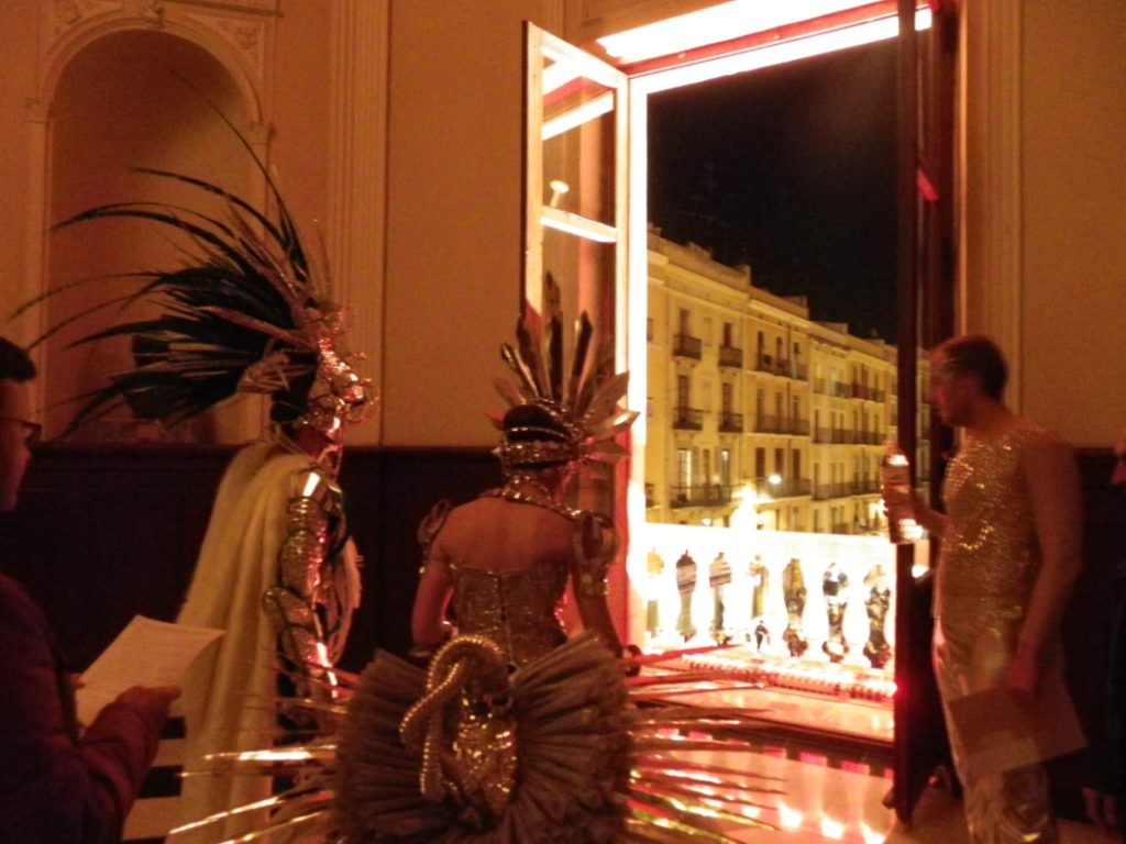 Els monarques del Carnaval, sortint al balcó. Foto: Romà Rofes / Tarragona21.cat