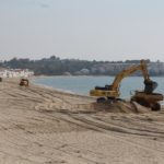 Comencen els treballs de reposició de sorra a la platja d’Altafulla