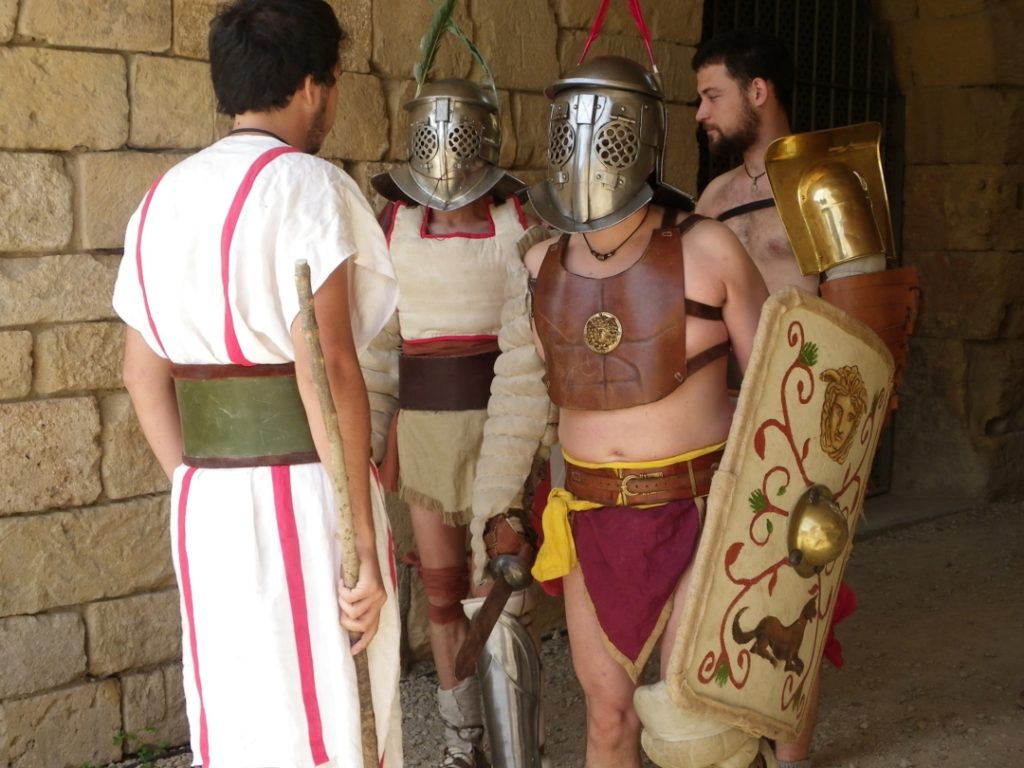 Gladiadors de Tarraco Lvdvs, preparats per saltar a l'arena. Foto: Romà Rofes / Tarragona21.cat