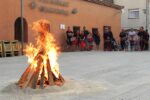 Roda de Berà va encendre el foc de Sant Joan amb la Flama del Canigó