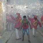 Devoció i esclat del seguici popular en la festa que recorda la fi de la pesta a Torredembarra (galeria de fotos)