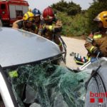 Els Bombers rescaten un home atrapat al seu vehicle accidentat a la carretera de Constantí