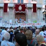 Empaperen la porta i façana de l’Ajuntament de Tarragona amb crits de “volem votar”