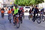 Més d’un centenar de rodencs pedalen per un aire més net