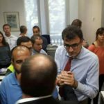 La imatge de Lluís Salvadó saludant Oriol Junqueras un cop detingut