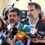 Sànchez i Cuixart demanen ‘unitat, serenitat i confiança’ i Puigdemont diu que ‘pretenen empresonar idees’