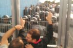 Veïns de Mont-roig foragiten la Guàrdia Civil del poble (vídeo)