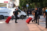 La Policia abandona l’hotel de Reus amb crits de ‘no esteu sols’