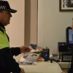 Reforç policial a Salou amb consells als comerciants de com evitar furts i fraus